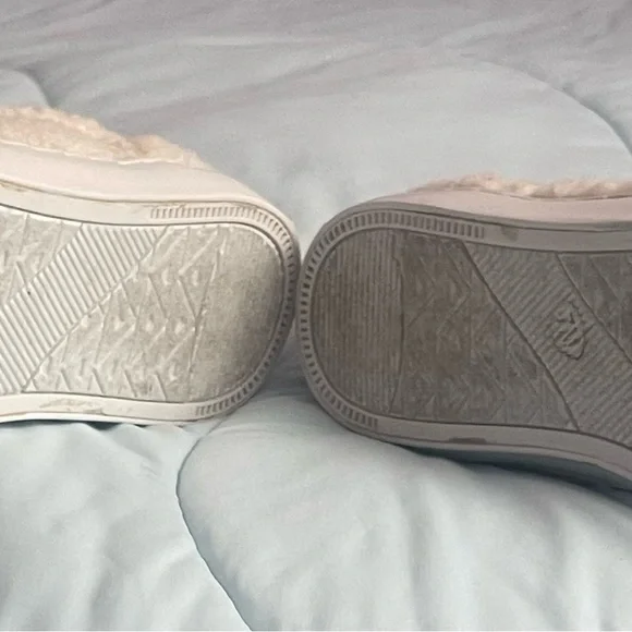 GBG Los Angeles sherpa sneakers, comfy sherpa sneakers. Size 7 - Picture 4 of 4